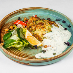 Палтус под сырной шапкой с овощами