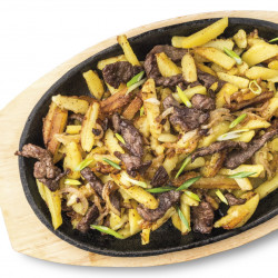 Жареный картофель на сковороде с говядиной