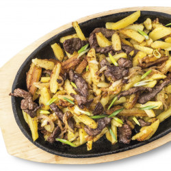 Жареный картофель на сковороде со шкварками