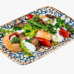 Теплый салат с кальмаром